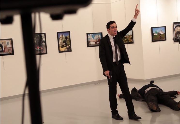 Αποτέλεσμα εικόνας για Νέο βίντεο ντοκουμέντο από τη στιγμή της δολοφονικής επίθεσης κατά του Ρώσου πρέσβη στην Άγκυρα