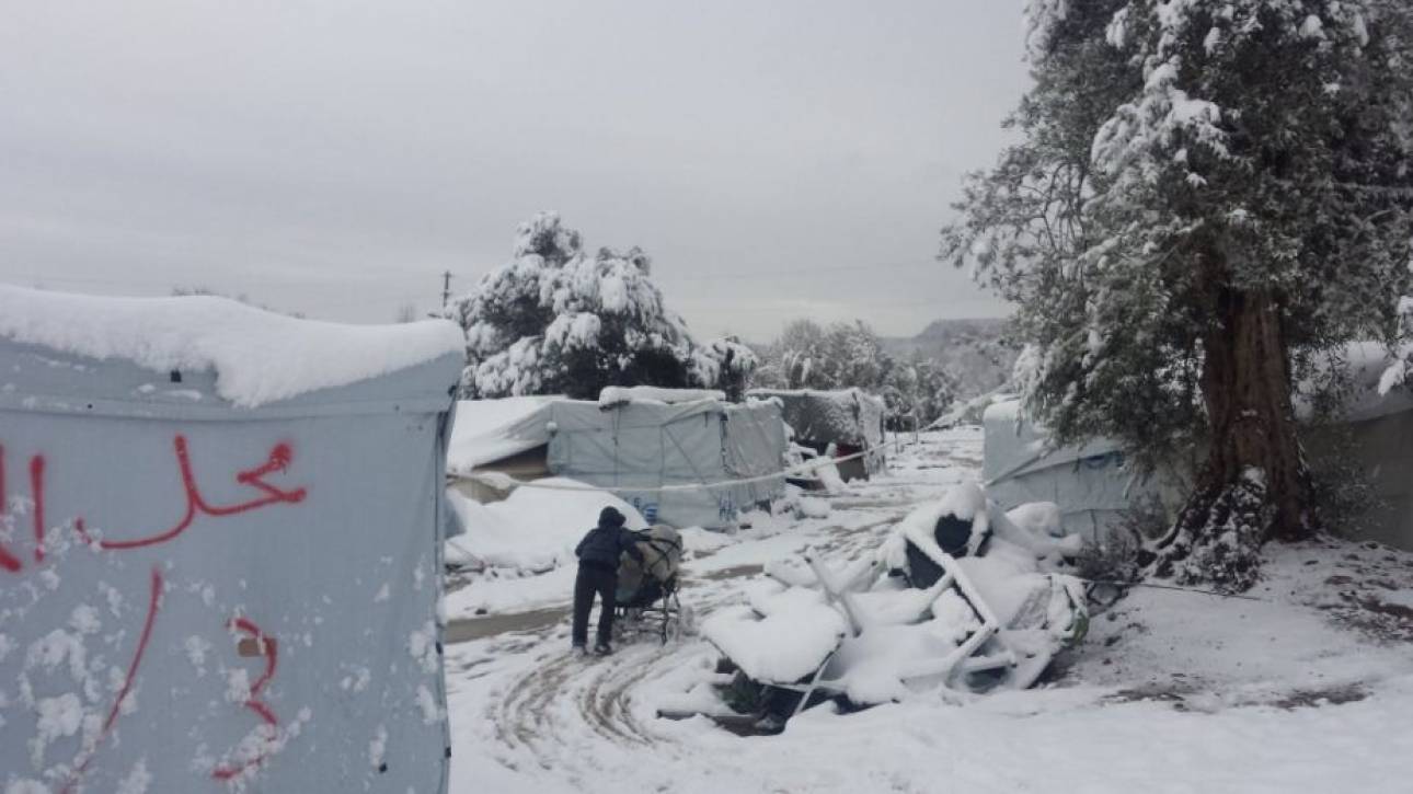 Πέτρα Ολύμπου: Οι σκηνές των προσφύγων βουλιάζουν στο χιόνι