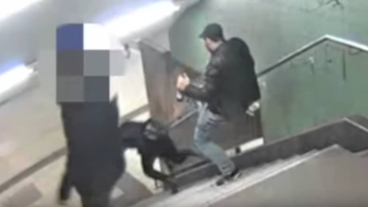 Απρόκλητη επίθεση στο μετρό: Άγνωστος κλωτσά γυναίκα πισώπλατα και τη ρίχνει από τις σκάλες (vid)