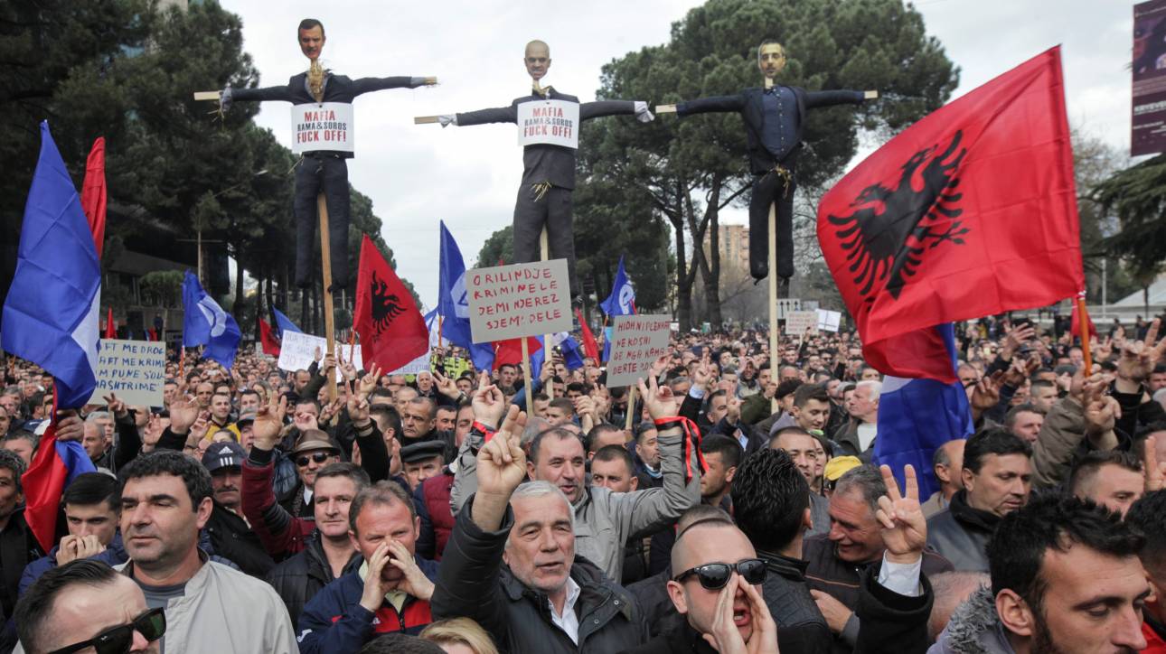 Αλβανία: Διαδηλώσεις με αίτημα την παραίτηση της κυβέρνησης (pics)