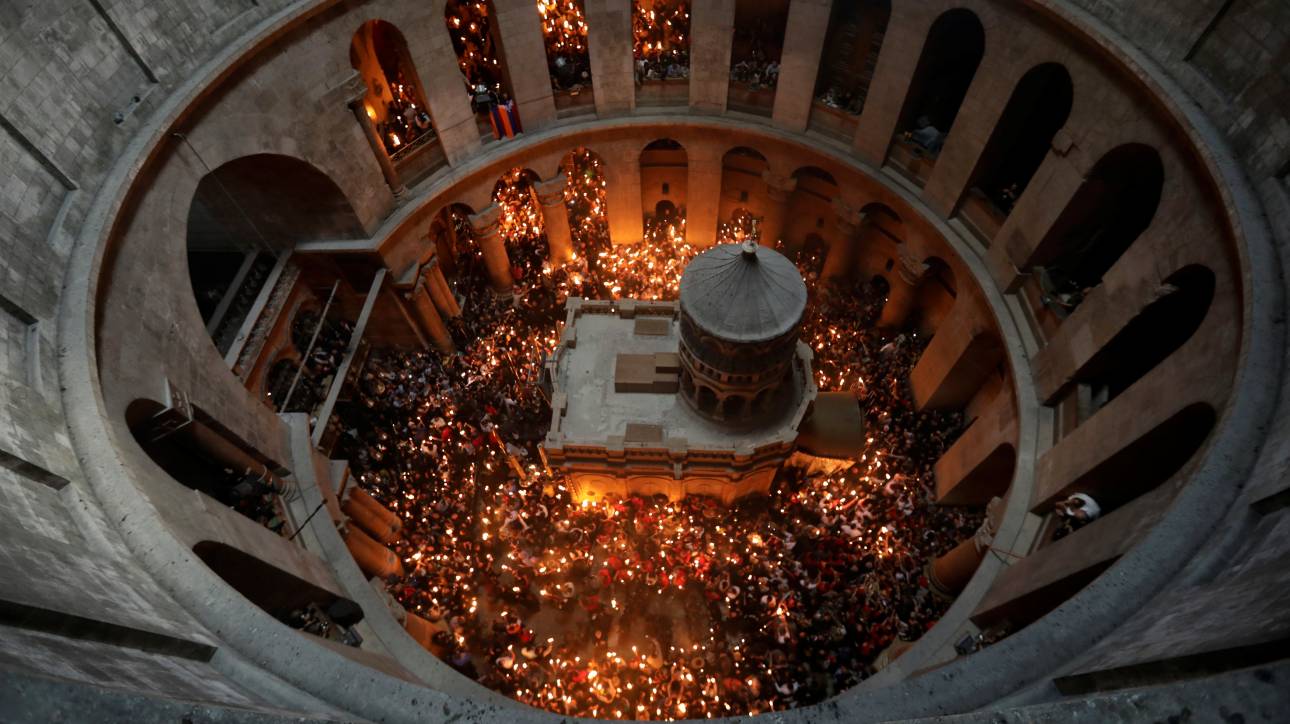 Πάσχα 2017: Εντυπωσιακές εικόνες από την τελετή Αφής του Αγίου Φωτός στα Ιεροσόλυμα