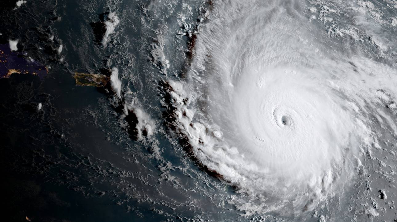 Ο τυφώνας Ίρμα «χτύπησε» τα νησιά της Καραϊβικής και απειλεί με σοβαρές καταστροφές