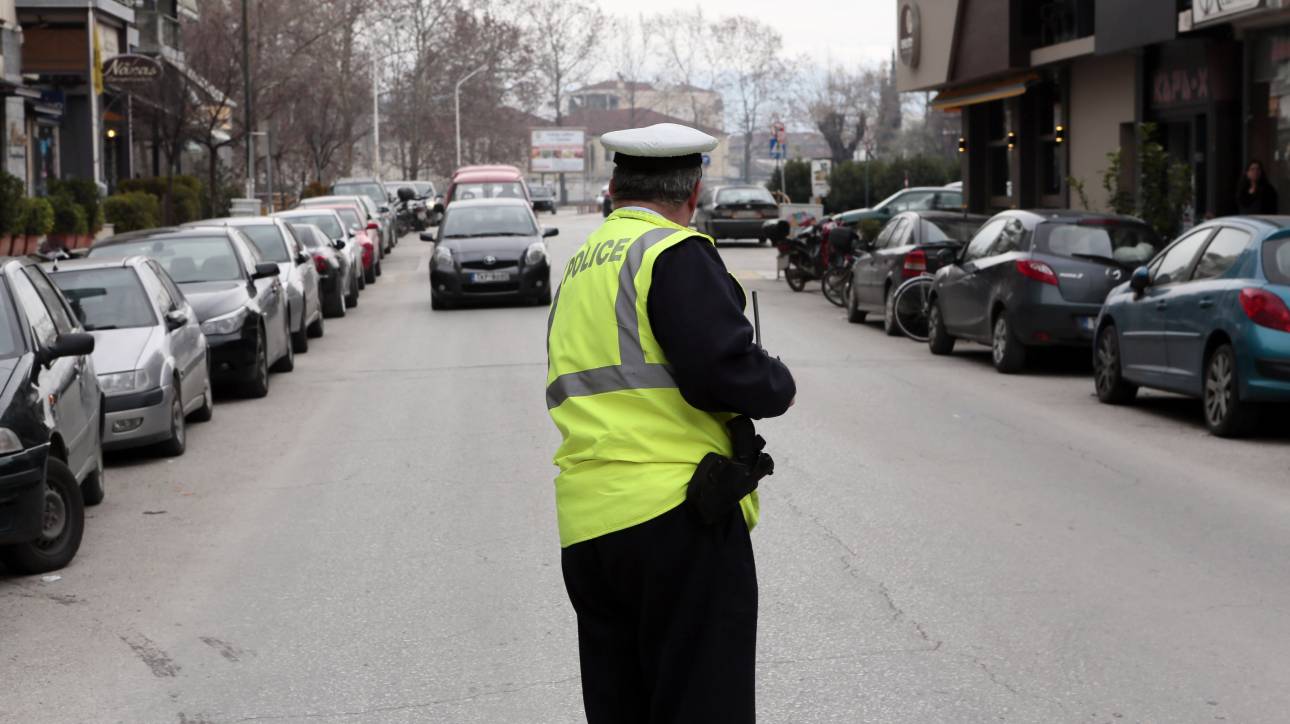 Θεσσαλονίκη: Πάρκαρε το αυτοκίνητο στη μέση του δρόμου όμως άφησε... σημείωμα (pic) 