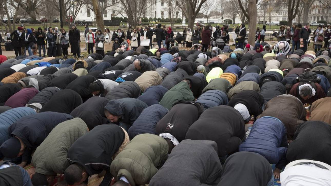 Μουσουλμάνοι προσευχήθηκαν μπροστά από τον Λευκό Οίκο ως ένδειξη διαμαρτυρίας για την Ιερουσαλήμ