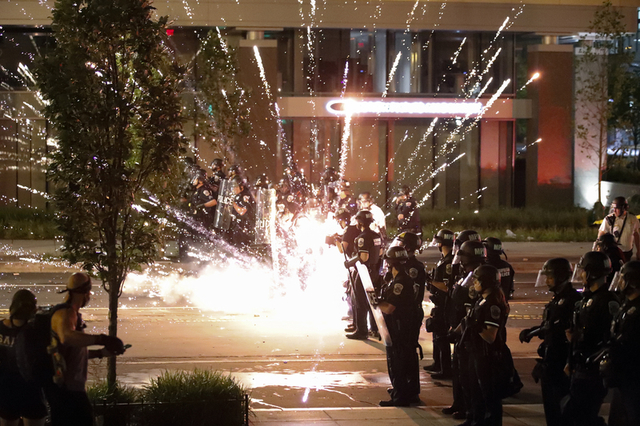 Πυροτέχνημα σκάει στα πόδια αστυνομικών στην Ουάσινγκτον / Πηγή: (AP Photo/Alex Brandon)