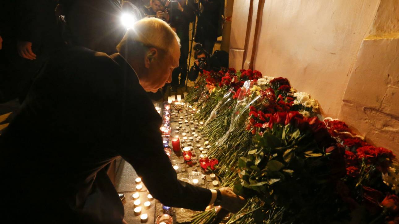 Αγία Πετρούπολη: Ο πρόεδρος Πούτιν άφησε λουλούδια στη μνήμη των θυμάτων (pics&vid)