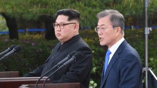 «Πλήρη αποπυρηνικοποίηση» της κορεατικής χερσονήσου υπόσχονται Κιμ - Μουν Τζε-ιν