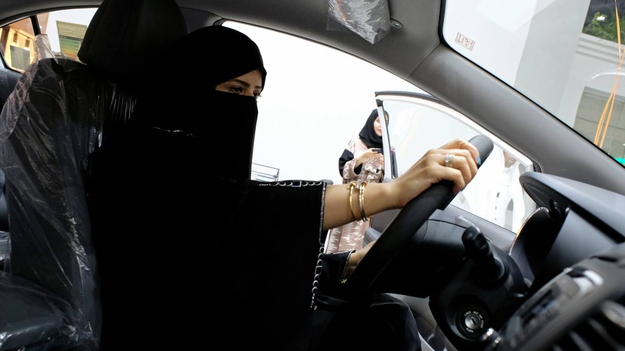 Σαουδική Αραβία: Οι πρώτες δέκα γυναίκες παίρνουν άδεια οδήγησης!