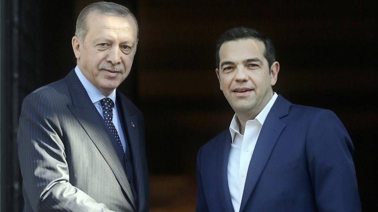 Ο Τσίπρας συνεχάρη τον Ερντογάν ζητώντας την απελευθέρωση των δύο στρατιωτικών 