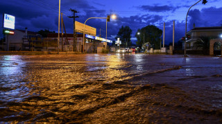 Πλημμύρισαν οι δρόμοι στη Μάνδρα – 45 κλήσεις για άντληση υδάτων 