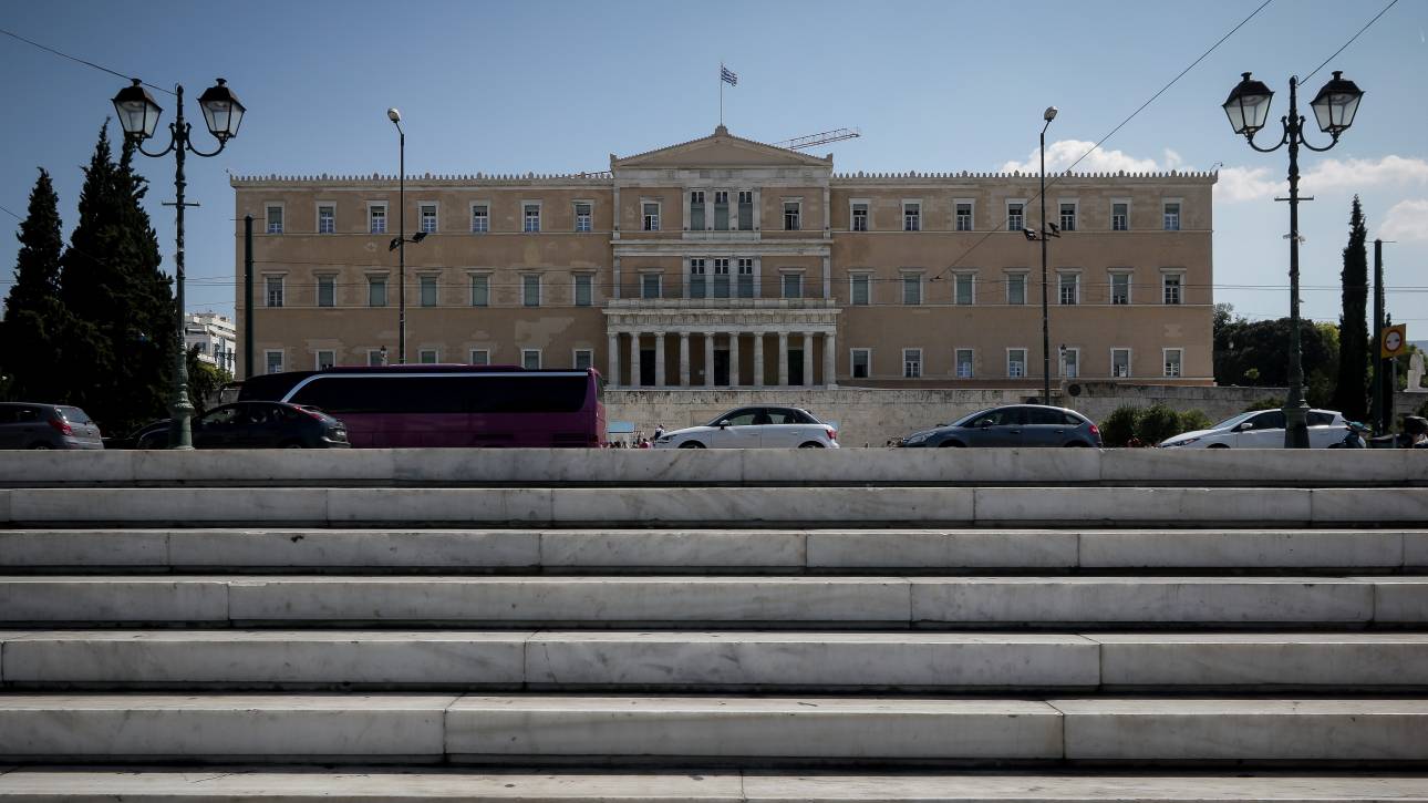 Αναδρομικά θα διεκδικήσουν και οι υπάλληλοι της Βουλής