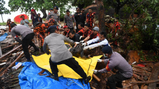 Ινδονησία: Μάχη με τον χρόνο για τον εντοπισμό επιζώντων 