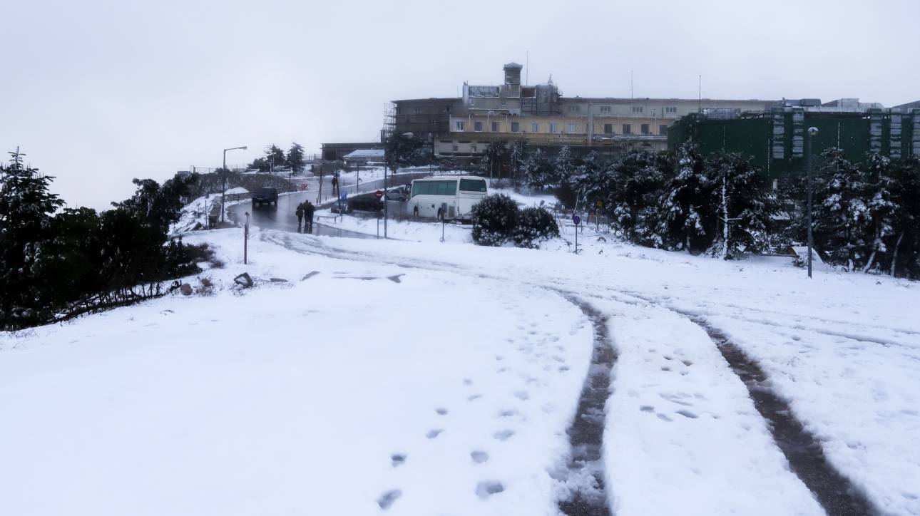 Κλειστός ο δρόμος προς Πάρνηθα λόγω χιονόπτωσης