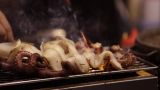 «Αστείος ο λογαριασμός»: Τι λέει ο εστιάτορας της Μυκόνου για τα «χρυσά» καλαμαράκια 