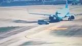 Τρομακτικό στιγμιότυπο: SUV περνά «ξυστά» μπροστά από αεροσκάφος κατά την τροχοδρόμησή του