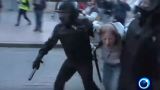 Σάλος στη Ρωσία με βίντεο που δείχνει αστυνομικό να γρονθοκοπεί διαδηλώτρια