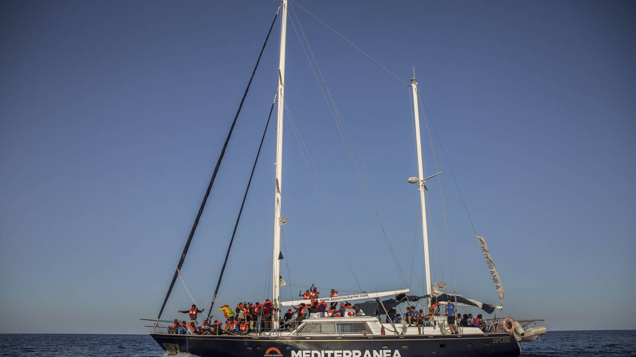 Η ιταλική δικαιοσύνη «αδειάζει» τον Σαλβίνι: Επιτρέπει τον ελλιμενισμό πλοίου με 150 μετανάστες 