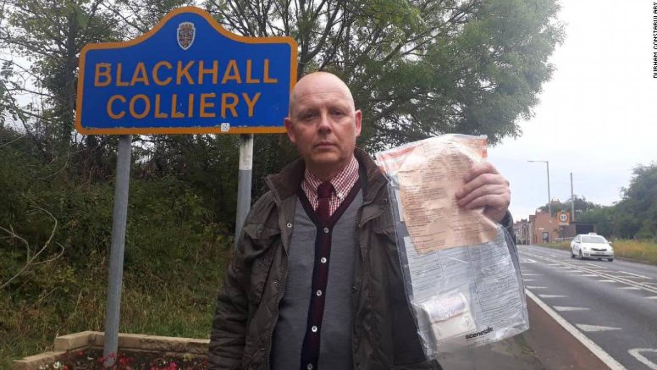 Μυστήριο με τον άγνωστο που αφήνει σακουλάκια με χιλιάδες λίρες στους δρόμους της Αγγλίας 