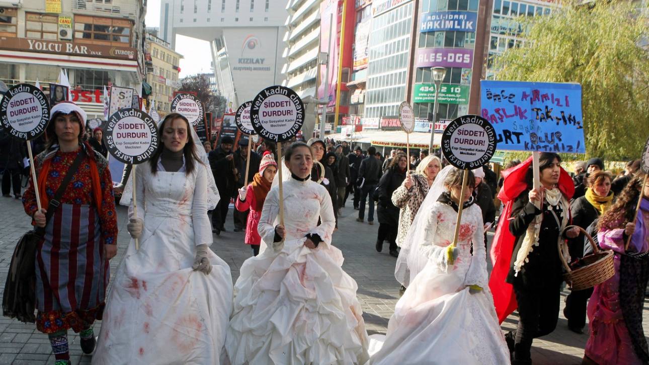 «Παντρέψου τον βιαστή σου»: Οργή στην Τουρκία για το αναχρονιστικό νομοσχέδιο 