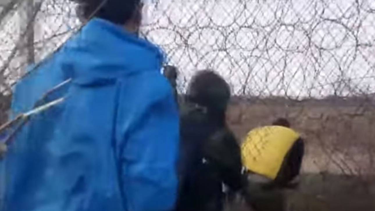 Βίντεο - ντοκουμέντο: Πρόσφυγες κόβουν συρματοπλέγματα κι επιχειρούν να περάσουν στην Ελλάδα