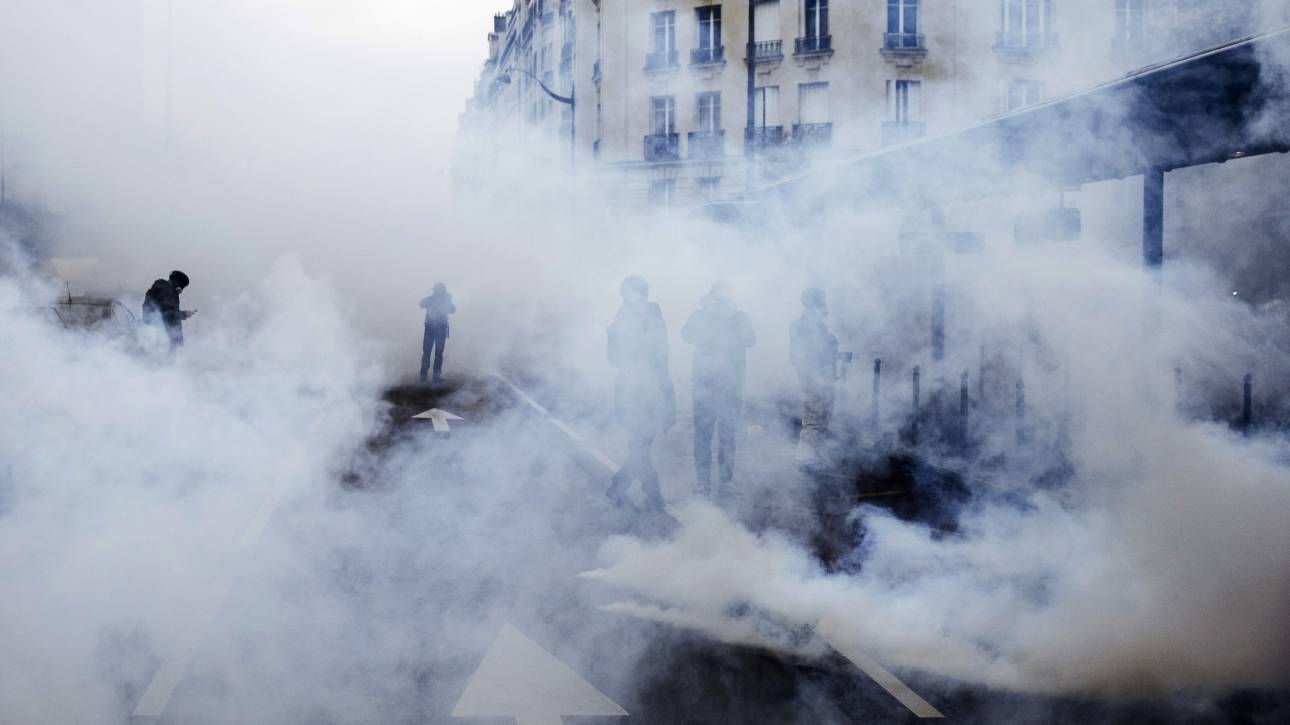 Γαλλία: Συγκρούσεις Κίτρινων Γιλέκων και αστυνομίας - Αψήφησαν απαγορεύσεις για τον κορωνοϊό