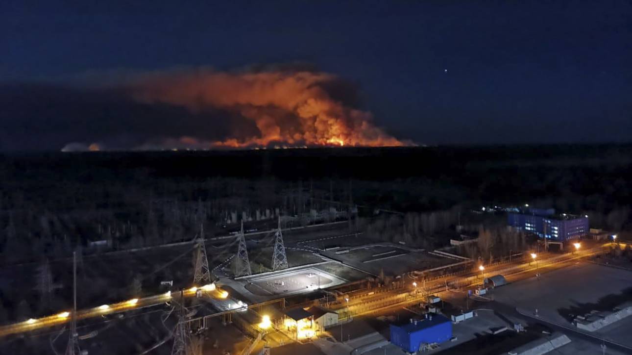 Φωτιά Τσερνόμπιλ: Πλησιάζουν τον ανενεργό αντιδραστήρα οι φλόγες