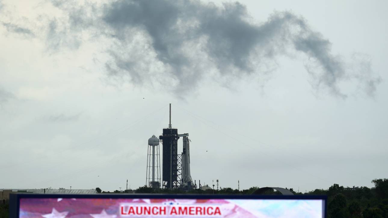 Αναβλήθηκε η ιστορική εκτόξευση της πρώτης επανδρωμένης αποστολής της SpaceX