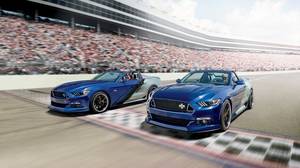 H Ford προτείνει μια τετρακίνητη (!) ειδική έκδοση της, τη 2015 Mustang Convertible. Χαρακτηριστικά της η ειδική τριχρωμία μπλε-μαύρο-ασημί, οι ζάντες ελαφρού κράματος 20 ιντσών, το ανθρακονημάτινο εμπρός spoiler η εξάτμιση της Magnaflow που καταλήγει στο