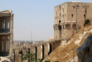 Ιούλιος 2015. Η κύρια είσοδος του Κάστρου του Χαλεπίου, όπως φαίνεται από τις περιοχές που βρίσκονται υπό τον έλεγχο ανταρτών. Το φρούριο, το οποίο χρονολογείται από τον 12 μ.Χ. αιώνα, έχει υποστεί σημαντικές φθορές. Κυβερνητικές δυνάμεις και αντάρτες αλλ