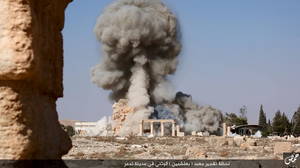 Αύγουστος 2015. Η στιγμή της καταστροφής του Ναού του Βάαλ στην Παλμύρα, σύμφωνα με τις αναρτήσεις στα σόσιαλ μίντια μελών του ISIS, οι οποίες συνοδεύονταν από τη συγκεκριμένη φωτογραφία.