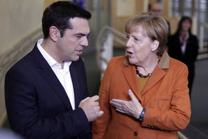 Ο Αλέξης Τσίπρας συνομιλεί με τη Γερμανίδα καγκελάριο Άγκελα Μέρκελ στο περιθώριο της μίνι συνόδου κορυφής, στις 25 Οκτωβρίου 2015. O Έλληνας πρωθυπουργός εξέφρασε την ικανοποίησή του για την απόρριψη των «τριών παράλογων προτάσεων», όπως τις αποκάλεσε. Κ