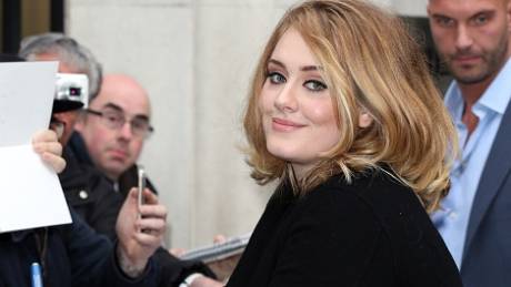Η Adele επανέρχεται με νέο ρεκόρ στις ψηφιακές πωλήσεις
