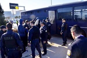 Αστυνομικές δυνάμεις έχουν συγκεντρωθεί στην είσοδο του αεροδρομίου Ελ. Βενιζέλος. Νωρίτερα, οπαδοί του Ερυθρού Αστέρα είχαν στήσει ενέδρα σε οπαδούς της Ντιναμό Ζάγκρεμπ, με αφορμή τον αγώνα Ολυμπιακού - Ντιναμό Ζάγκρεμπ της προηγούμενης ημέρας. Η συνάντ