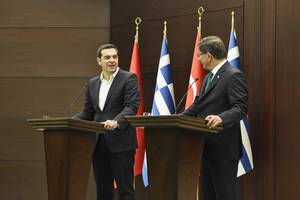 Ο Αχμέτ Νταβούτογλου ζήτησε ενεργότερη στήριξη από την ελληνική κυβέρνηση στην ενταξιακή πορεία της Τουρκίας στην ΕΕ, εκφράζοντας την επιθυμία να επισκεφτεί την Ελλάδα για νέες συνομιλίες με τον Έλληνα ομόλογό του