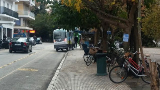 Τρίκαλα: To λεωφορείο χωρίς οδηγό καβάλησε πεζοδρόμιο