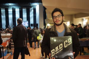 Ο Μάνος με το λάφυρο του από το παζάρι: ένα δίσκο των Bad Company που πιστεύει ότι ήταν καλή ευκαιρία
