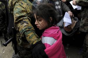 Η είσοδος της Μαρίας στην Ευρώπη – Ένα μικρό κορίτσι εμποδίζεται από αστυνομικό της ΠΓΔΜ, τη στιγμή που άλλοι επιδεικνύουν τα έγγραφά τους. Δεν θα μάθουμε ποτέ, αν αυτή η Μαρία εισήλθε στο Ναό (20 Νοεμβρίου 2015)