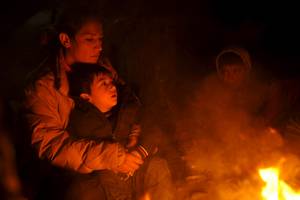 Η φλόγα – Έξω στο κρύο, ανήσυχη από τα νέα που μαθαίνονται γύρω τους ότι κλείνουν τα σύνορα, θα κάνει τα πάντα για τα παιδιά της (Ειδομένη, 20 Νοεμβρίου 2015)