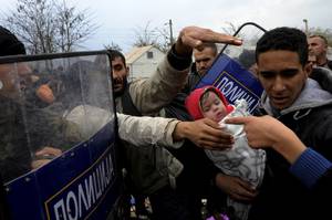 Κρανίου τόπος – Αστυνομικοί της ΠΓΔΜ απωθούν Σύρους, Ιρακινούς και Αφγανούς πρόσφυγες που προσπαθούν να διαφύγουν πέρα από τη νεκρή ζώνη (Ειδομένη, 22 Νοεμβρίου 2015)