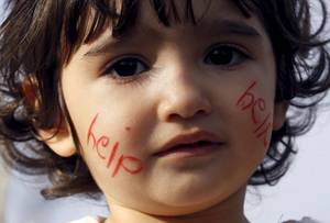 Η ώρα της κρίσης – Κοριτσάκι από το Ιράν. Την ιστορία δεν θα τη γράψουμε εμείς. Θα την διηγηθεί η ίδια, όταν μεγαλώσει (Ειδομένη, 24 Νοεμβρίου 2015)