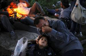 Η απελπισία - Ο Κούρδος Σαχίν Σέρκο από τη Συρία ξεσπά σε λυγμούς πάνω από την κόρη του Αριάνα, ελάχιστα λεπτά αφότου διέσχισαν μαζί με άλλους 45 Σύρους πρόσφυγες τα χερσαία σύνορα της Ελλάδας προς βορρά (Ειδομένη, 14 Μαΐου 2015)