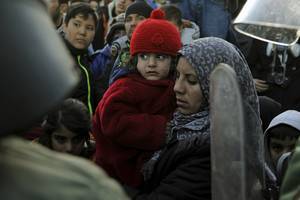 Τα Εισόδια της Θεοτόκου στην Ευρώπη – Τα βλέμματα ορίζουν το χώρο γύρω από μία γυναίκα που κρατά την κόρη της, ενώπιον των εκπροσώπων του νόμου στα εξωτερικά σύνορα της Ευρώπης (Ειδομένη, 3 Δεκεμβρίου 2015)