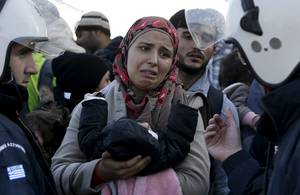 Για το παιδί – Γυναίκα από τη Συρία ζητά από τους αστυνομικούς την αφήσουν να περάσει (Ειδομένη, 4 Δεκεμβρίου 2015)