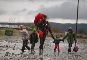 Η έξοδος – Οικογένεια προσφύγων, από αυτές που τα κατάφεραν και πέρασαν τα μεγάλα εμπόδια. Άραγε, πόσα χρόνια θα περάσουν μέχρι να επουλωθούν οι πληγές που άφησαν ο πόλεμος, τα σύνορα και οι φράχτες; (Γευγελή, 27 Νοεμβρίου 2015)