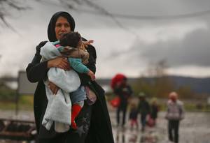 Κοιτώντας μόνο μπροστά - Μια μητέρα έχει μόλις διασχίσει τα σύνορα της Ελλάδας με την ΠΓΔ της Μακεδονίας. Τα κράτη που προέκυψαν από τον γιουγκοσλαβικό εμφύλιο επιτρέπουν εδω και μια βδομάδα την είσοδο μόνο σε πρόσφυγες από τη Συρία, το Ιράκ και το Αφγανι