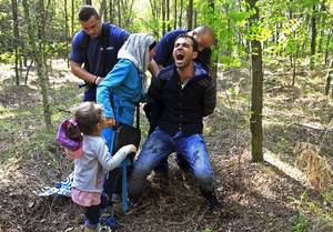 Η σύλληψη του Ιησού – Ούγγροι αστυνομικοί συλλαμβάνουν μια οικογένεια Σύρων που είχε περάσει στην Ουγγαρία από τα σύνορα με τη Σερβία, στα περίχωρα του Röszke (Ρούσκε, 28 Αυγούστου 2015)