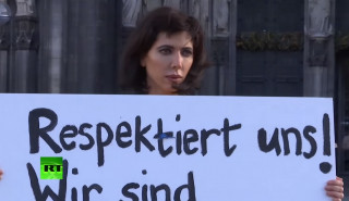 Γυμνή διαμαρτυρία της Μιλό Μουαρέ για τις σεξουαλικές επιθέσεις στην Κολωνία