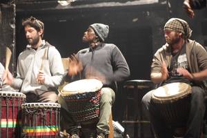 Η μπάντα African Heritage έστησε πάνω στη σκηνή του θεάτρου Εμπρός ένα ξέφρενο γλέντι στο ρυθμό των παραδοσιακών αφρικανικών κρουστών