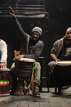 Η μπάντα African Heritage έστησε πάνω στη σκηνή του θεάτρου Εμπρός ένα ξέφρενο γλέντι στο ρυθμό των παραδοσιακών αφρικανικών κρουστών