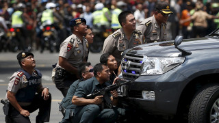 Εκρήξεις και πυροβολισμοί στο κέντρο της Τζακάρτας